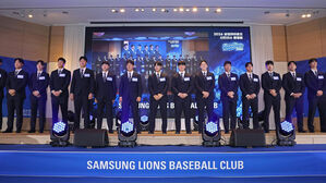 프로야구 삼성, 신인 선수 입단행사 개최…최신 휴대전화 선물