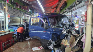 부천서 트럭이 시장 인도로 돌진…심정지 2명·중상 5명