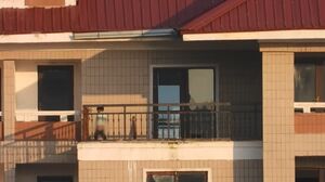 베란다에 용변을 보고 바지를 올리는 아이. '아시아프레스' 촬영