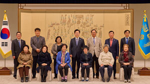이 대통령, 민가협과 오찬…"대한민국 민주주의의 산증인"