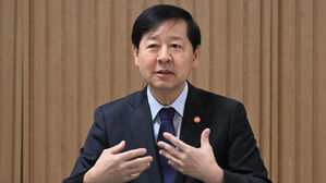 외환당국 "외환 불확실성 우려…국민연금·수출업체와 긴밀 논의"