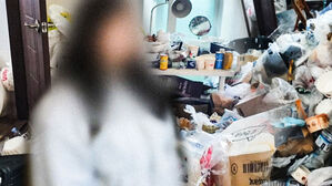 날파리 꼬여도 "나중에"…800kg 쓰레기에 파묻힌 이유