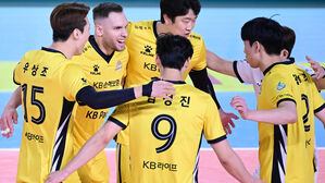 '비예나+나경복 42점' KB손보, 삼성화재 꺾고 선두 탈환