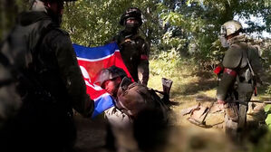 무릎 꿇고 인공기에 뺨 대더니…의식 치르는 모습 공개