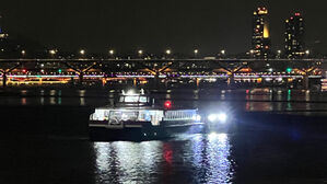 80여 명 탄 한강버스, 강바닥 걸려 멈춰…승객 모두 구조돼