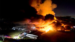 20미터까지 치솟은 불기둥…"대피하라" 연쇄 폭발