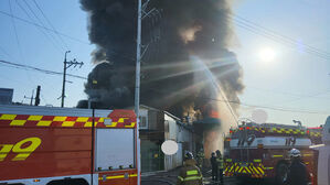 김포 플라스틱 재생공장서 불…1명 화상