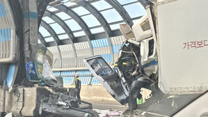 서판교IC 근처 트럭이 분리대 충격…50대 운전자 사망