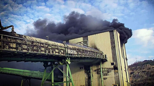 "전쟁 난 줄" 하늘 뒤덮은 검은 연기…건물 휘감고 활활