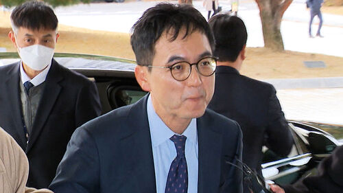 구자현 검찰총장 대행 첫 출근…징계 논의엔 침묵