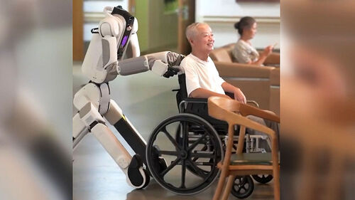 휠체어에 앉혀 산책…중국 노인 돌봄 로봇 상용화 박차
