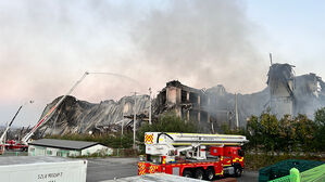 '첨단 장비 총동원'…주변 공장 확산 막고 잔불 진화 총력