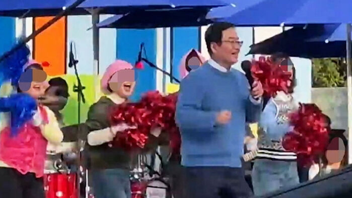 여성 공무원들을 백댄서로…"고통스럽다" 구청장 사과