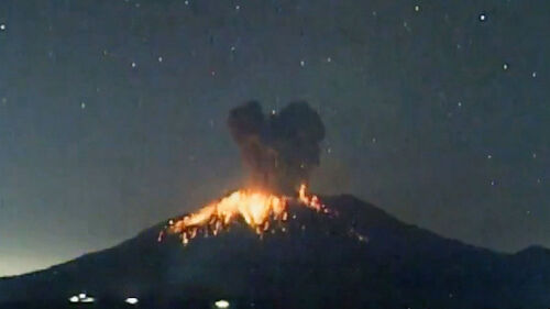 한밤중 솟구친 시뻘건 용암…화산재 부딪혀 '번쩍'