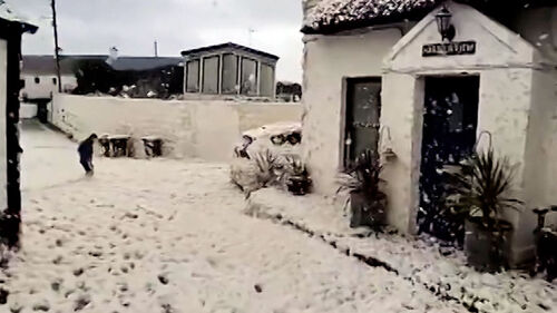 움켜쥐면 사르륵…해안 마을에 쌓인 흰 거품 정체