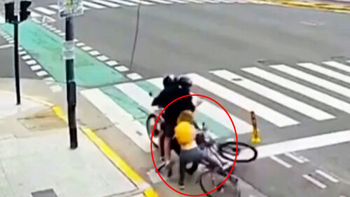 폰 훔치려 뻗었다가…"절대 못 놔" 다리 잡더니 결국