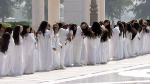 흰 옷 입고 긴 머리 흔들흔들…이 대통령 환영식 깜짝