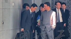 "중국 관리 '주머니에 손' 영상은 우위 연출 의도&hellip;선전전 일환"