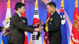 준장 진급자에 삼정검 수여&hellip;'계엄 버스' 탑승자 등은 보류