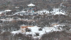 "이제는 겨울" 전국 기온 '뚝'&hellip;때 이른 한파에 눈도 '펑펑'