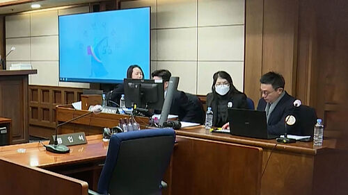 머리 푼 김건희, 간이침대에서 재판…문자·영수증 공개