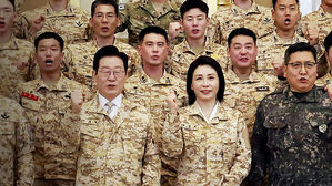 이 대통령, 아크부대 격려&hellip;세계 최고층 빌딩엔 '태극기'