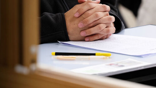 답안지 잉크 뚝뚝…수능 사인펜, 지역마다 납품 달랐다