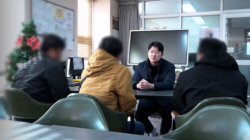 실수 한번에 날아온 발길질과 해고…서러운 코리안드림