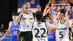 KB, 삼성생명 꺾고 시즌 첫 승&hellip;돌아온 박지수 7점 6리바운드