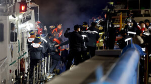 [속보] 해경 "신안 해상 좌초 여객선 승객 전원 함정으로 구조 완료"