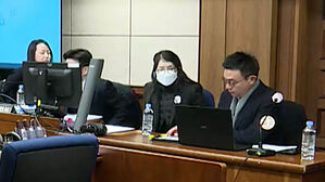 두 달 만에 재판 공개&hellip;퇴정 요청에 '간이침대'