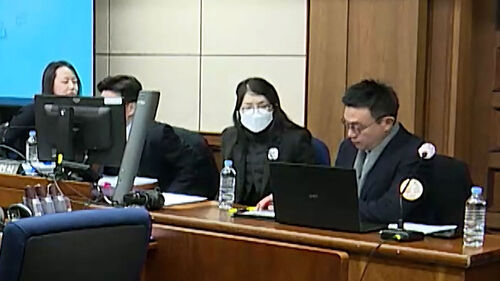 두 달 만에 재판 공개…퇴정 요청에 간이침대