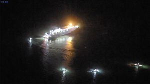 무인도 좌초 여객선 운항 잠정 중단&hellip;해경, 선체 조사