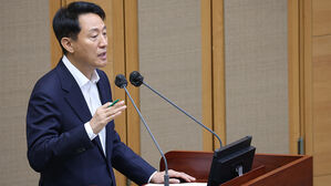 "한강버스 동절기 운항 멈추고 점검부터" vs 오세훈 "과도한 대응"