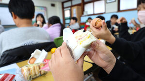 서울 급식&middot;돌봄 비정규직 파업 참여율 5.69%&hellip;173곳 급식 차질