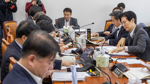 "타당성 확인 불가" vs "가능성 있다"&hellip;'유전개발 예산' 공방