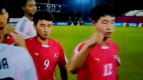 하이파이브 대신 주먹질…북한 비매너 '뭇매'