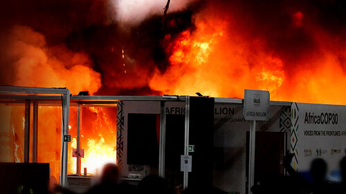 폐회 하루 앞두고 불길 덮친 전시장…합의문 마련 난항