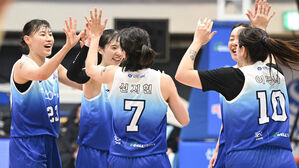 새 사령탑 맞대결&hellip;최윤아의 신한은행, 하나은행 제압