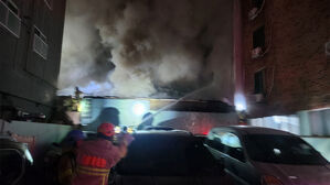 부산 창고형 의류매장서 화재&hellip;소방대원 3명 화상