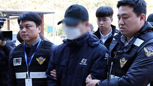 '휴대전화 딴짓' 여객선 좌초 항해사 "승객에 죄송"