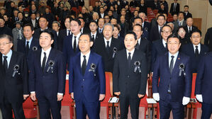 조국 "김영삼 정치는 혁신당 DNA"&hellip;국힘 "YS는 표창장 위조 안 해"