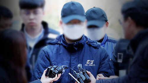 얼굴 가리고 고개 푹…휴대전화 딴짓 항해사 "승객에 죄송"