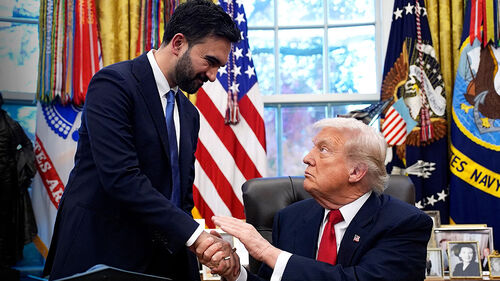 트럼프, 맘다니 팔 툭 치더니…뜻밖 브로맨스 전세계 깜짝