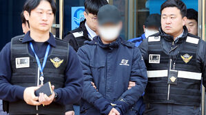 '여객선 좌초' 일등항해사&middot;조타수 구속영장 발부