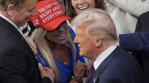 트럼프, 측근이었다 등돌린 의원 사임 발표에 "지지율 급락 탓"