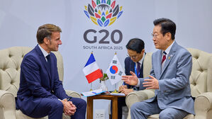 이 대통령, 마크롱 프랑스 대통령과 첫 정상회담&hellip; "AI 등 협력"