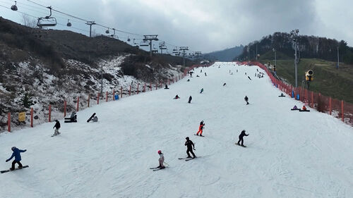 반갑다 겨울아!…스키장 첫 주말부터 북적