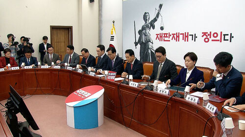 20%대 갇힌 국힘…계엄 1년 어떤 메시지 내나