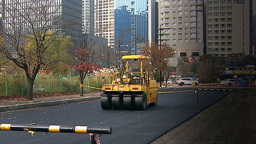 신호수 없이 후진하던 15톤 롤러에…60대 작업자 사망